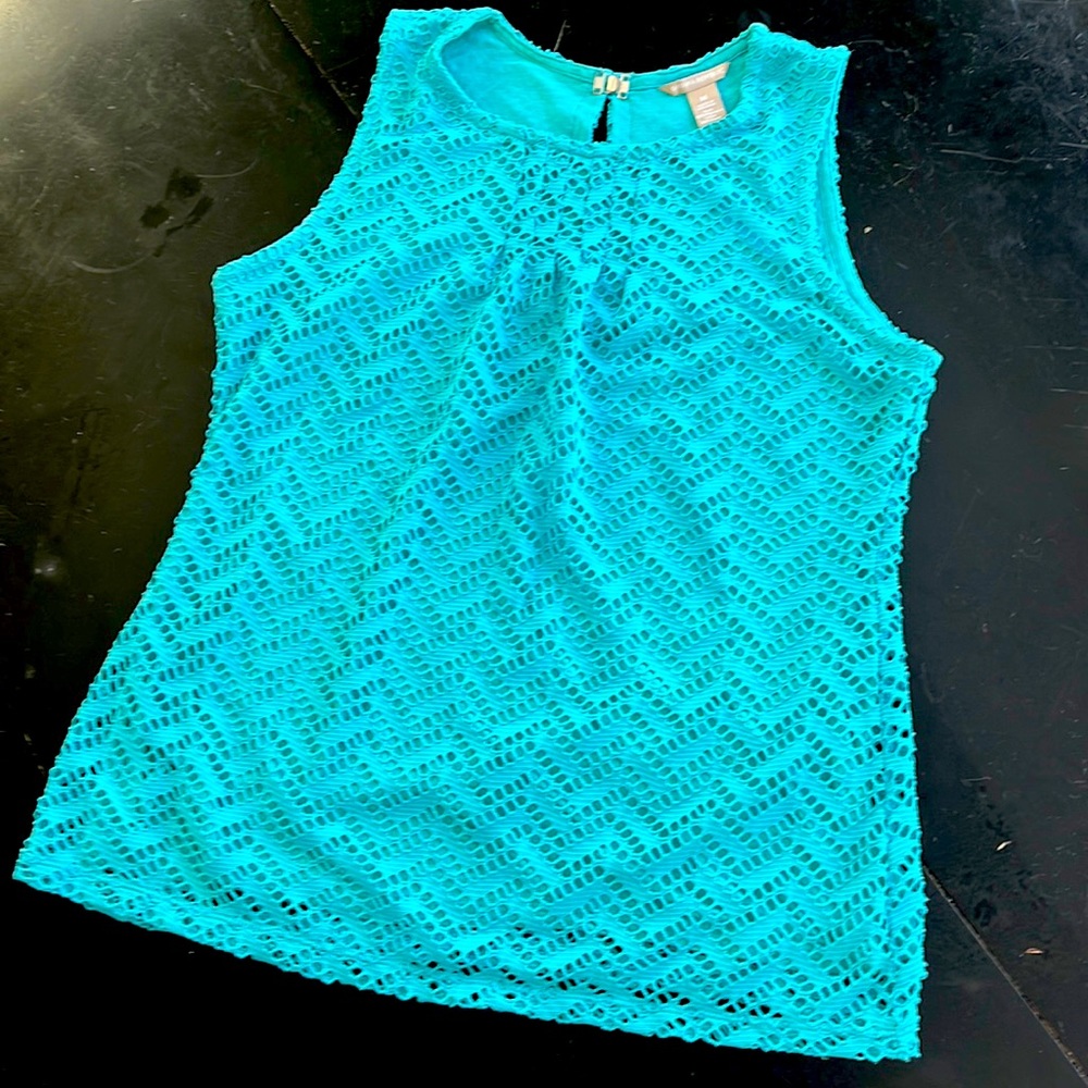 Banana Republic turquoise top. Eyelet polyester layer with rayon lining.
